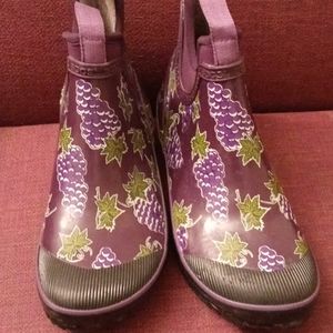Size 7 women's bogs